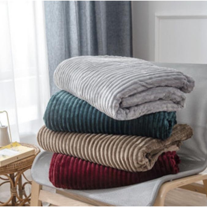 Selimut Bulu Uk 150 x 200cm Standar Motif Salur Timbul Polos