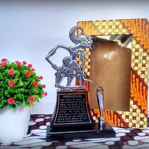 Tersedia Tempat Pensil Pulpen Meja Kantor Hiasan Meja Kantor Wayang Logam