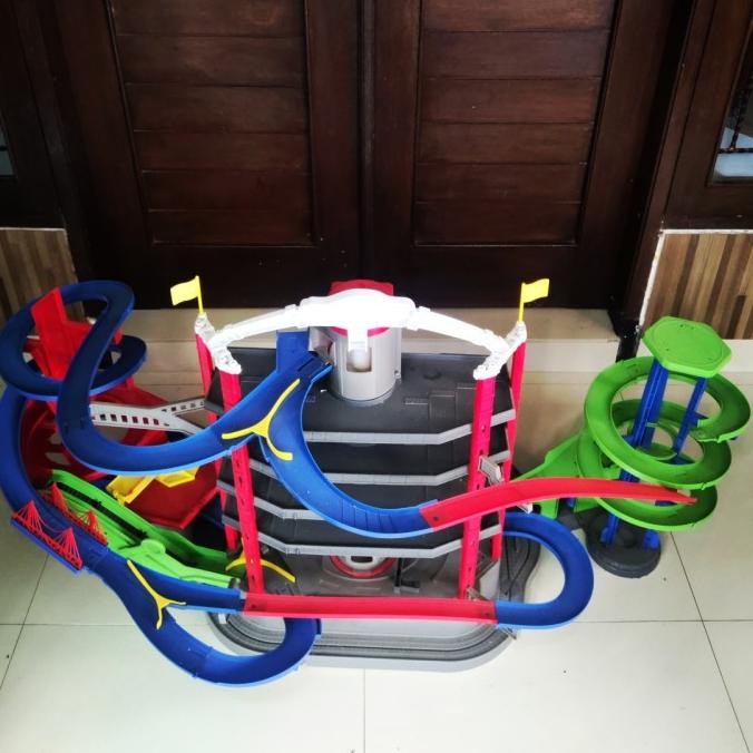 Figure Massive Majorette Super City Garage Track