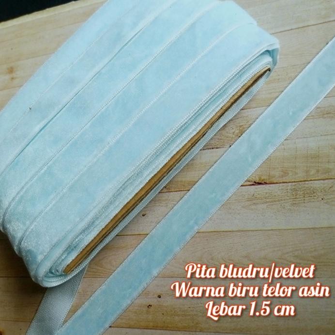

Terlaris Per Rol 15 Meter,Pita Bludru/Velvet Warna Biru Telor Asin Lebar 1.5 Cm