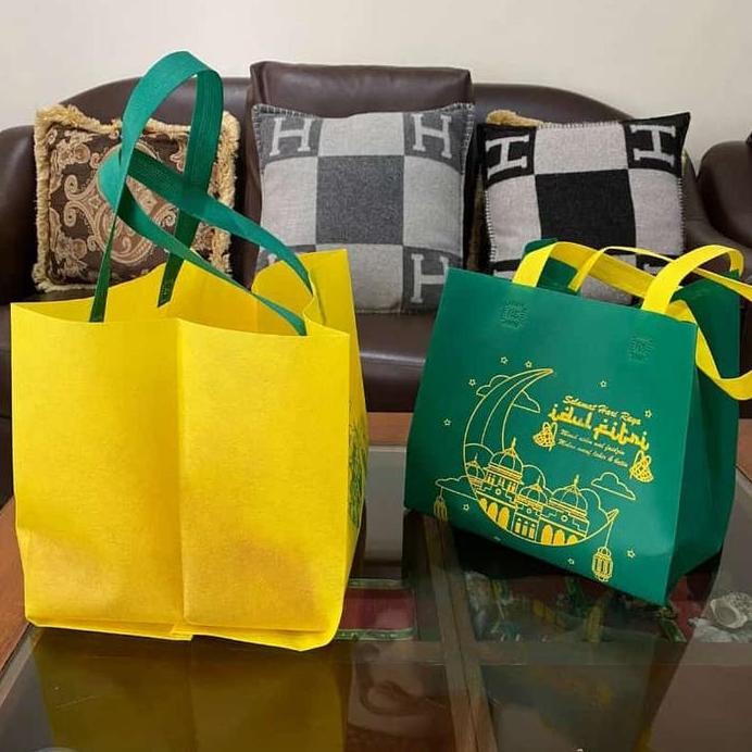 

ready tas spunbond lebaran nasi kotak buat ukuran 23&25 isi 12 pcs terlaris