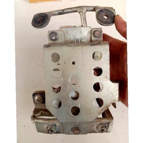 Sparepart dan Aksesoris kendaraan  Breket dudukan Tameng depan Suzuki Skydrive. Original. seken beka