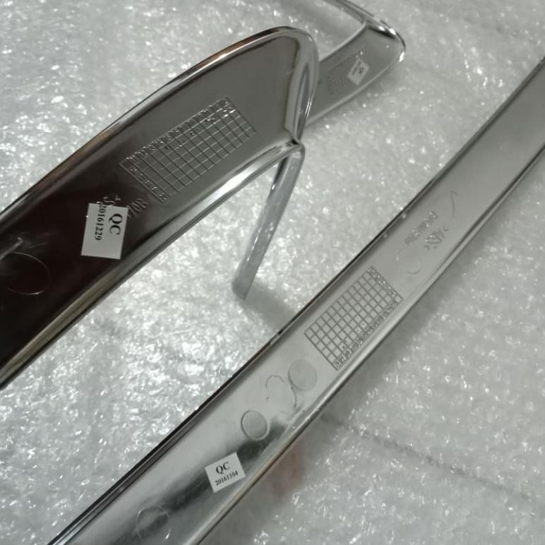 LIST LIS GRILL BEMPER DEPAN DAIHATSU SIGRA SET CHROME ORIGINAL