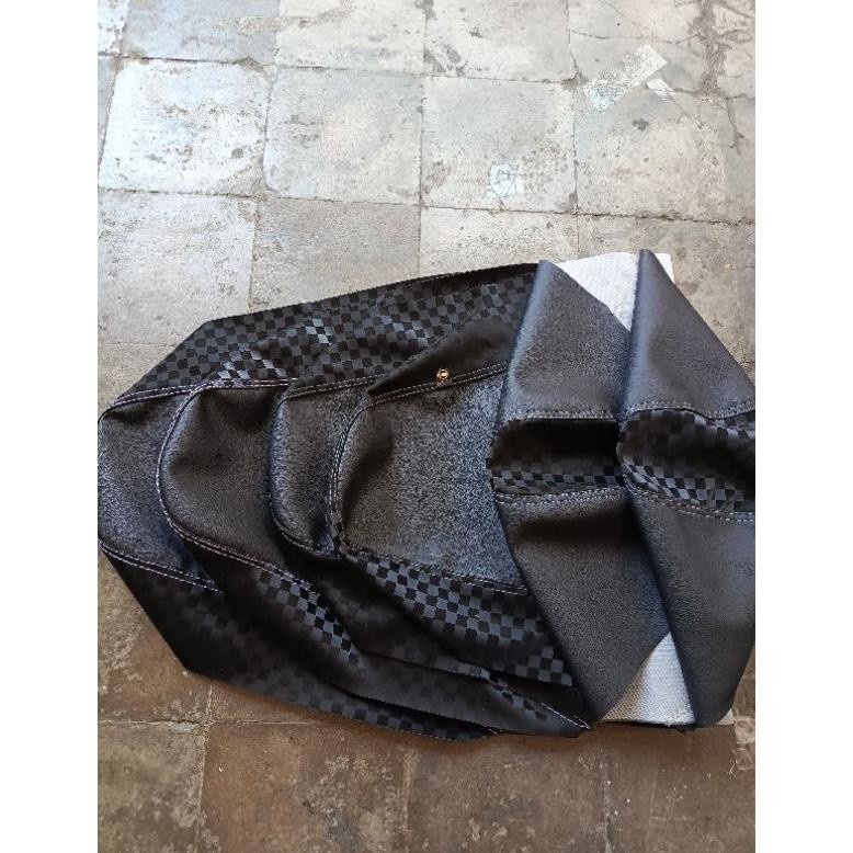 Sarung Jok Motor Motif Catur Glossy + Logo Mbtech | Kulit Jok Variasi Jahitan Vario 125/150 Beat Sco