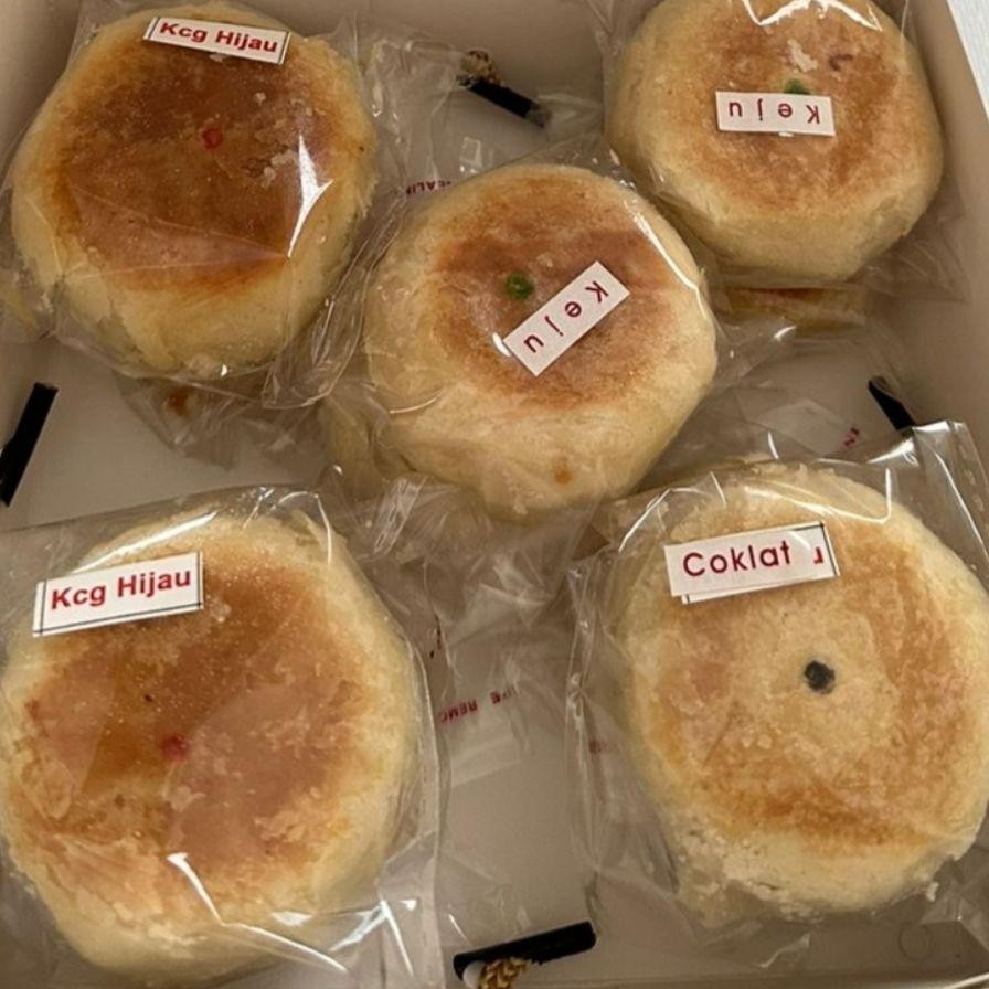 

Kue Pia Box Isi 10 Pcs
