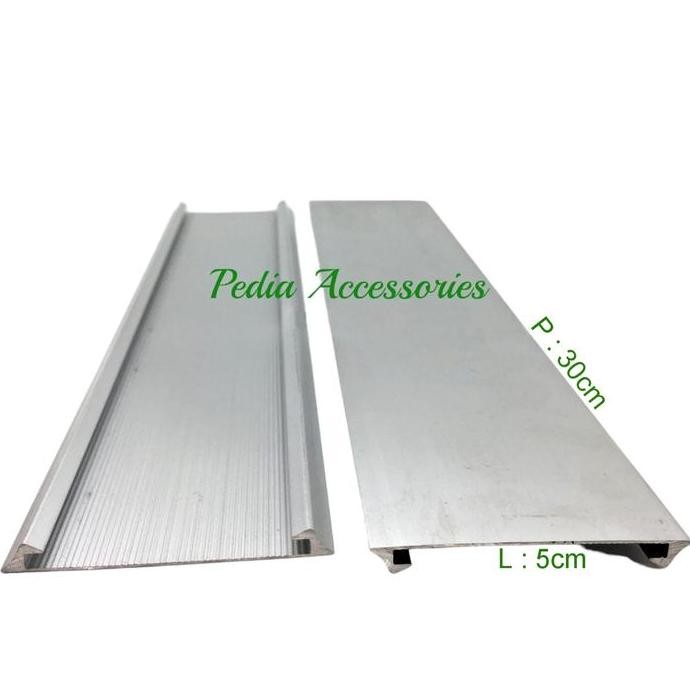 

Terlaris Papan Nama Meja Garis Aluminium/Aluminium Sliding 1 Sisi Uk : 5X30Cm