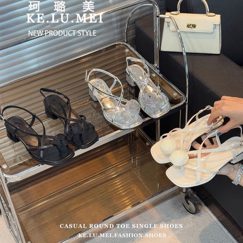 Sandal Wanita Gaya Chanel Musim Panas Gaya Peri Camellia Cincin Jari Tumit Tebal Elegan