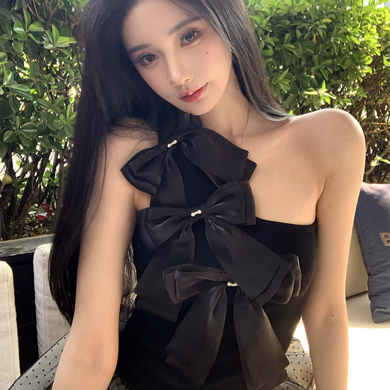 Baju tanpa lengan dengan pita kupu-kupu, bahu miring, dan leher terbuka / Baju atasan seksi dengan b