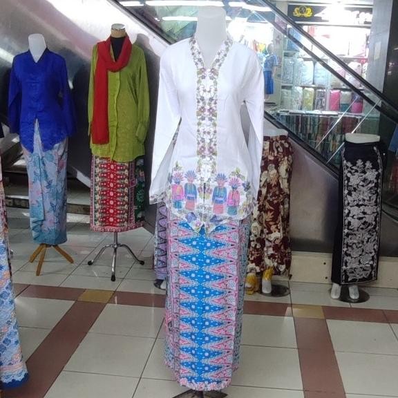 kebaya encim ondel betawi