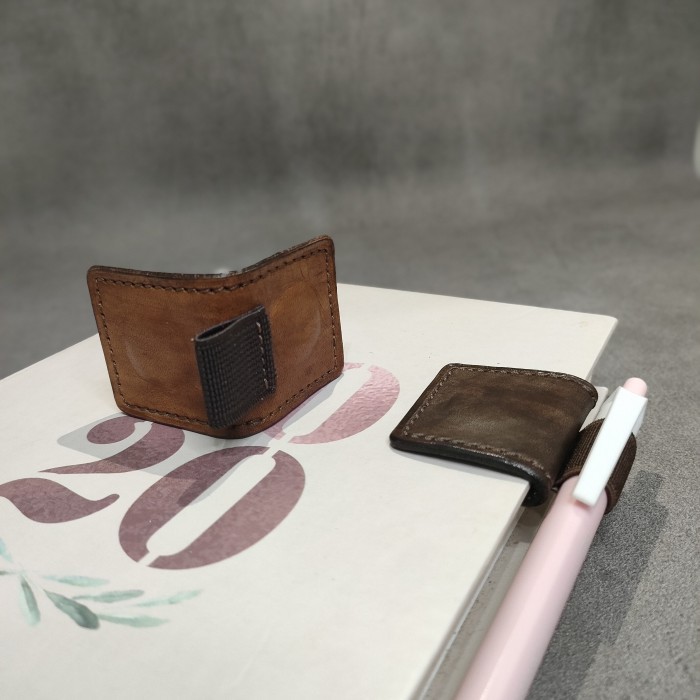 

TERBARU! Leather Magnetic Clip Pen Holder Karet Elastis Samping Bookmark Magnet
