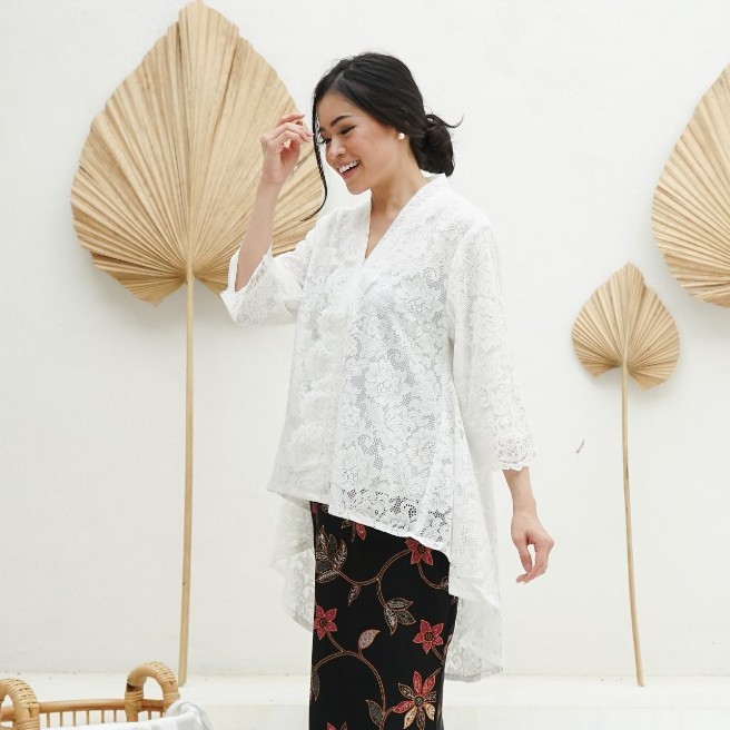Gratis Ongkir Ibukebaya - Kebaya Encim Modern Panjang Belakang Penguin Brukat Putih Hitam