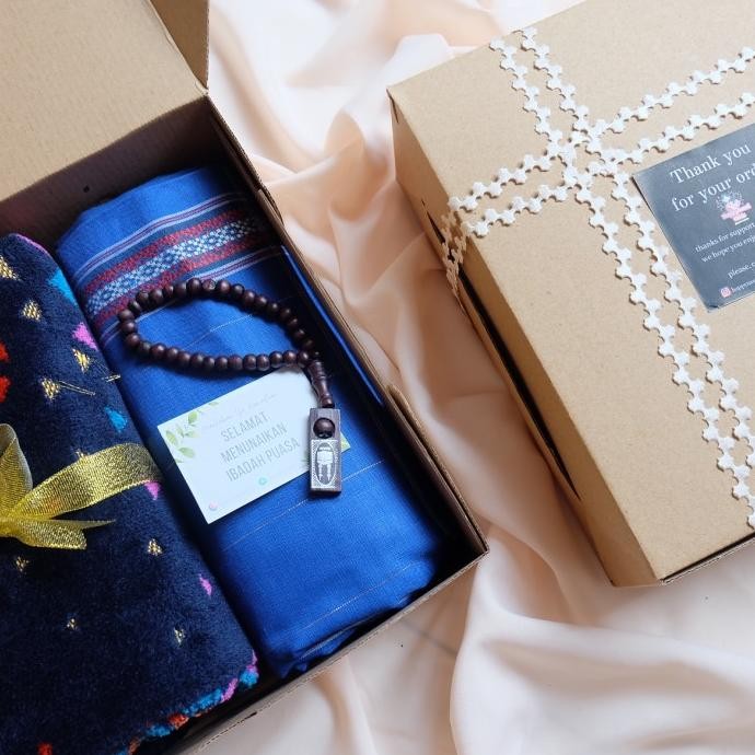 

Sajadah Sarung Kado / Hampers Cowok Muslim / Hampers Lebaran Original Dan Terpercaya