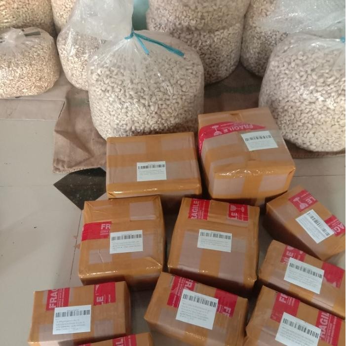 

BARANG TERLARIS Mete belah2 mentah kering kemasan 1 kg Organik