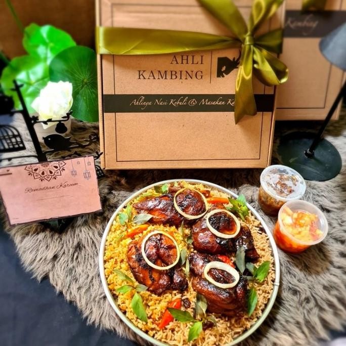 

Sale Hampers Nasi Mix (Kebuli-Mandhi) Loyang Spesial 4 Porsi