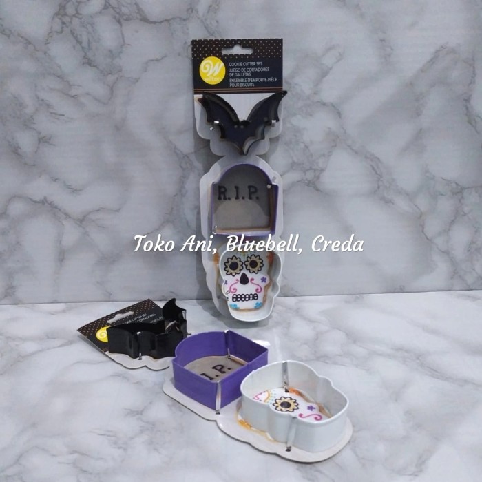 

TERLARIS WILTON CETAKAN COOKIES HALLOWEEN - BAT, TOMBSTONE, & SKULL, SET-3.