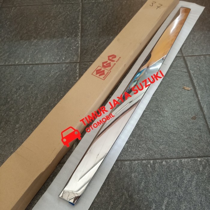 Garnish chrome kap mesin APV arena