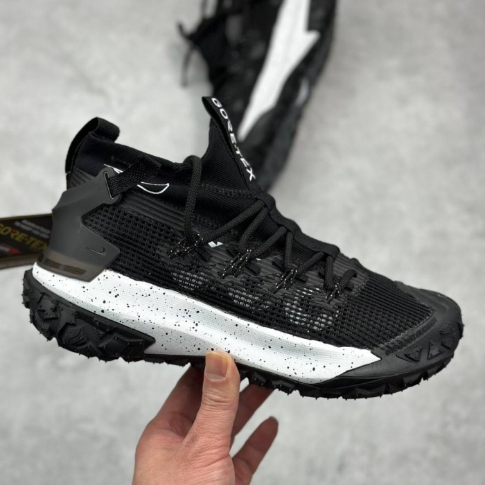 SEPATU ACG MOUNTAIN FLY 2 GTX BLACK WHITE