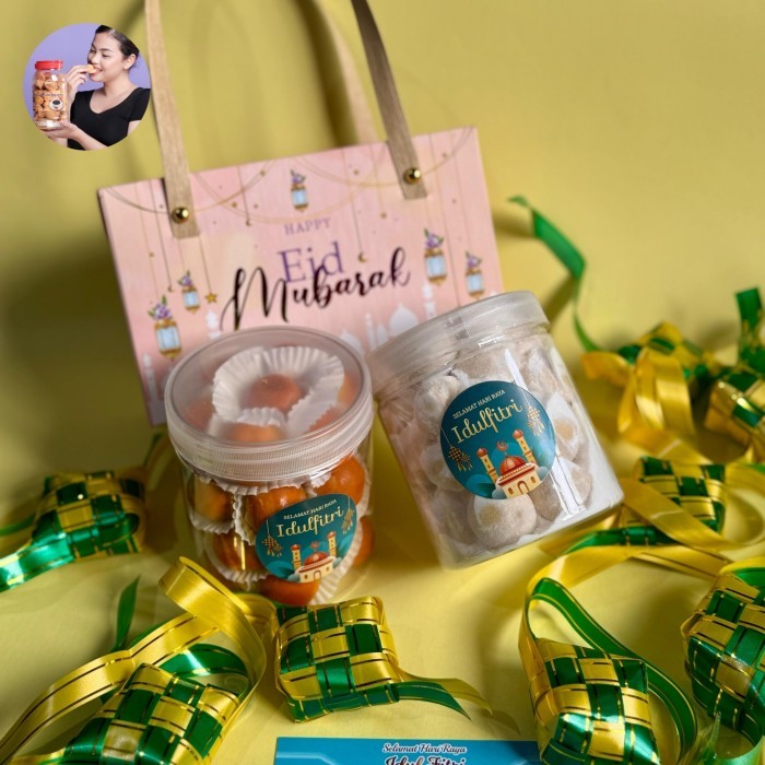 

Limited HAMPER PREMIUM LEBARAN IDUL FITRI HARI RAYA. KUE PREMIUM. PACKAGING PREMIUM. Limited edition - Salju coklat Lebaran