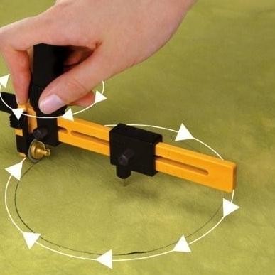 

SIAP KIRIM PISAU POTONG KAIN BULAT CMP-3 OLFA ROTARY COMPASS CUTTER (UP TO 22 CM)