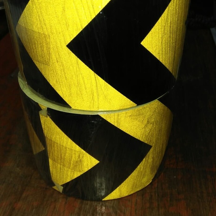 

SKOTLET REFLECTIVE TAPE PANAH 4"X45 METER- STICKER ARROW KUNING HITAM