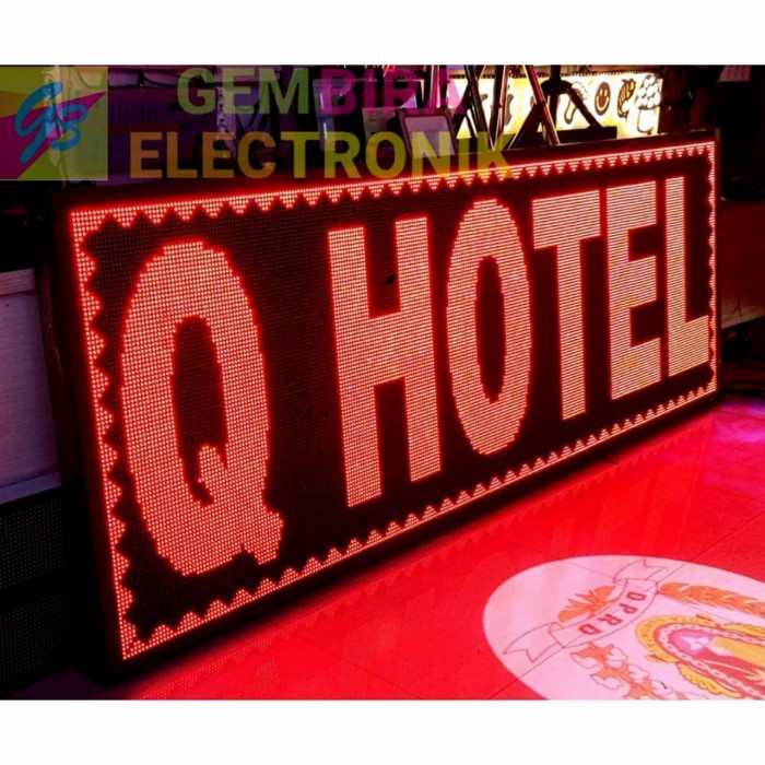 Running Teks LED 297cm X 105cm Merah