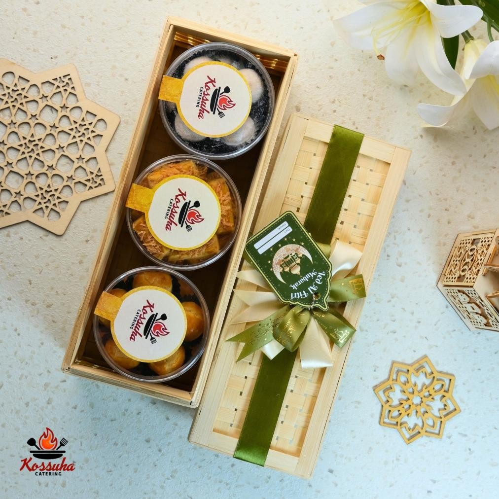 

AURORAE HAMPERS KUE KERING LEBARAN GOLDEN RAYA BUTTER CRUNCHY, BROWNIES COOKIES, PUTRI SALJU KEJU SUSU TOPLES 600ML