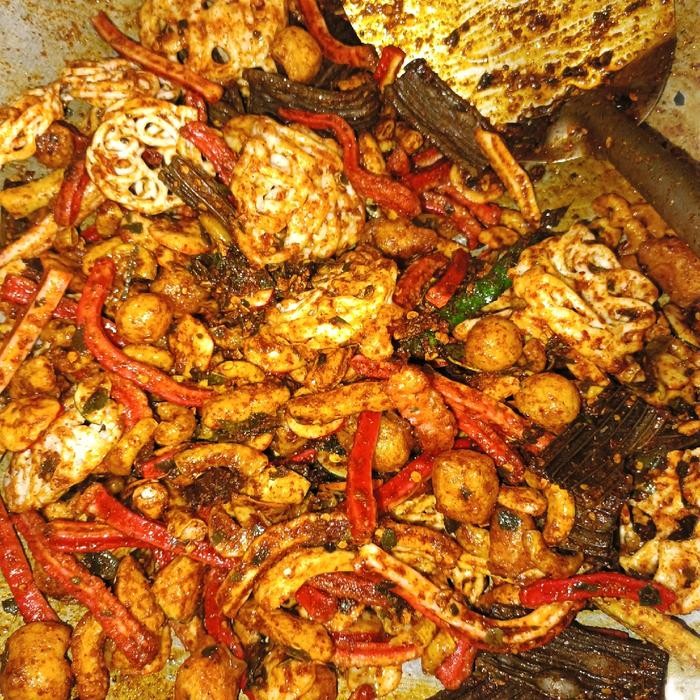 

EKSLUSIF SEBLAK CAMPUR/MIX EXTRA PEDAS DAUN JERUK ISI 250GRAM Food Snacks Kering Keripik Cemilan