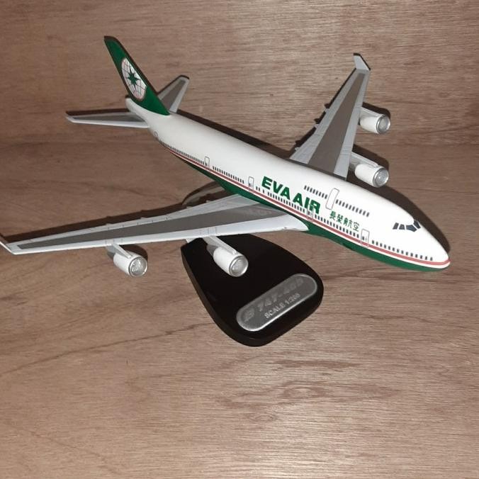 Miniatur Pesawat Eva Air B.747.400 1:100 (34 Cm)