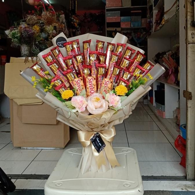 

buket jumbo 60cm isi bengbeng 28pcs + 3pcs Silverqueen 58gr gojek Terlaris