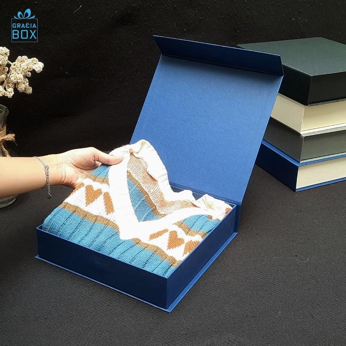 

BOX HAMPER - HARDBOX - KOTAK KADO - ukuran 22 cm x 22 cm x 5 cm murah