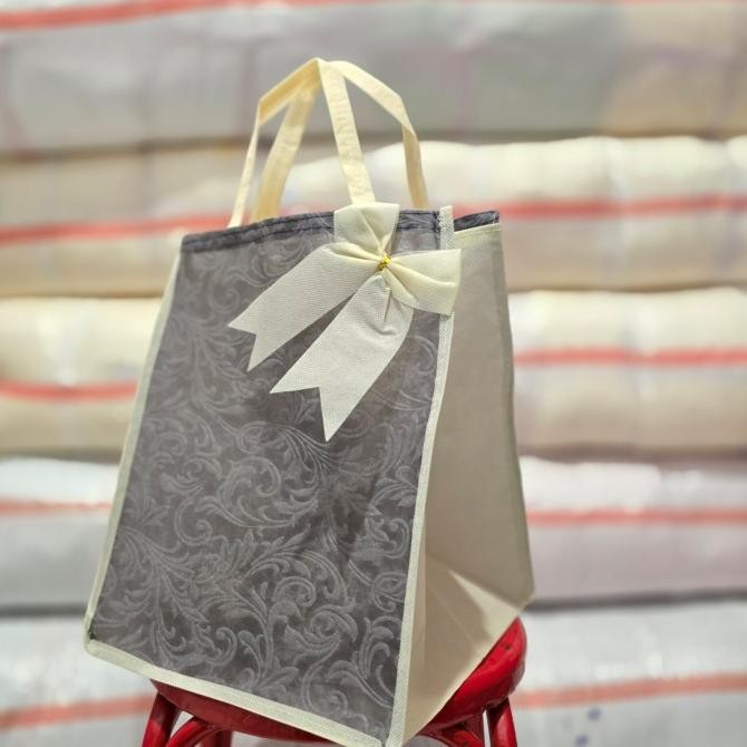 

[Isi 12 pcs] Tas Hajatan Pita Embos Box 22x22 murah