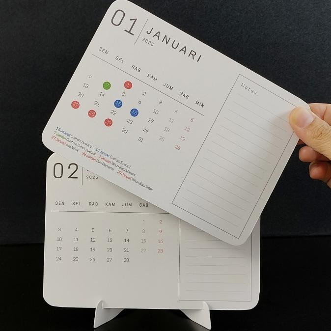 

new !!! Kalender meja estetik dan unik dengan fitur notes dan custom event. Sudah ada hari libur dan pembeli dapat menambahkan event. Kertas tebal dan kokoh. Sudah include holder estetik murah