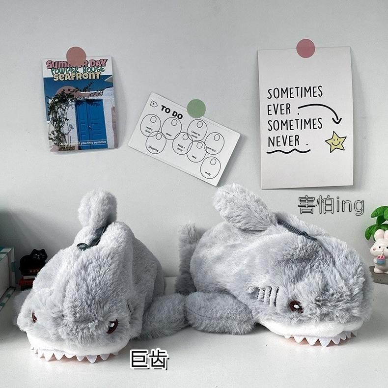 

Un04 [ Cod ] Alat Tulis Siswa/Tempat Pensil/Tas Pensil Boneka Mewah Shark Pencil Case Lucu Tempat Pensil Multifungsi Cartoon Large Capacity Storage Bag Animal Pensil Case Un04
