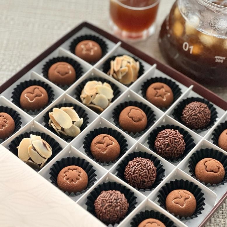

Zelco- Paket 2 Box Coklat Premium Ball Mix Matcha Strawberry & Mix Ori (Baru)