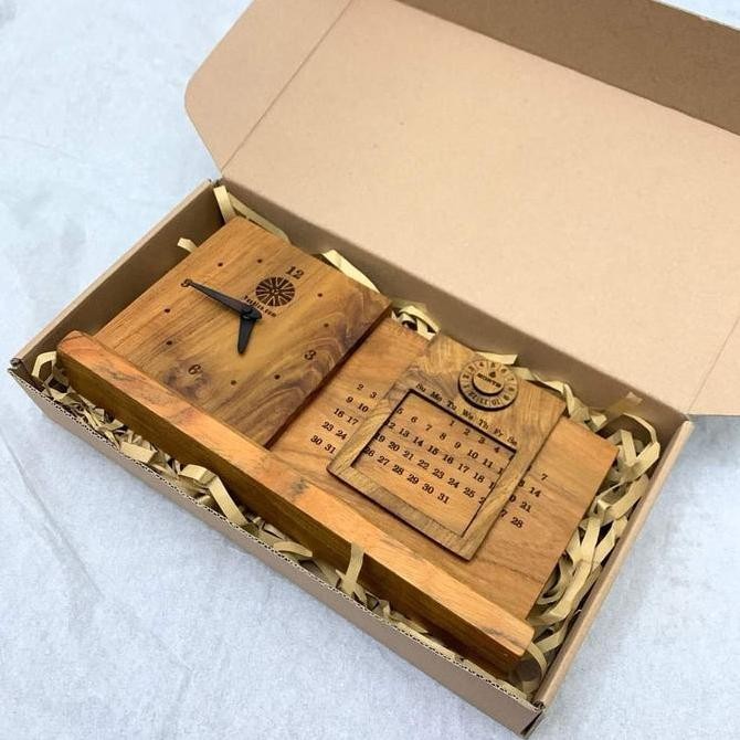 

Souvenir Jam Meja Kalender Abadi Kayu jati Kualitas Original