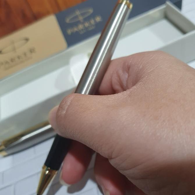 

Parker IM New Brushed Metal Stainless Gold Trim Roller Ball Kualitas Original
