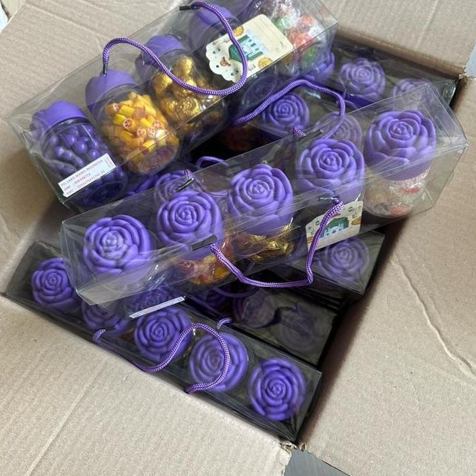 

Promo ( Jordi X Dutasnack.Id) 1 Tenteng Hampers Coklat Mawar Ungu Isi 5 Toples