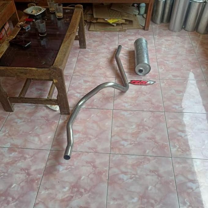. tabung standar knalpot dan pipa belakang mobil kijang super