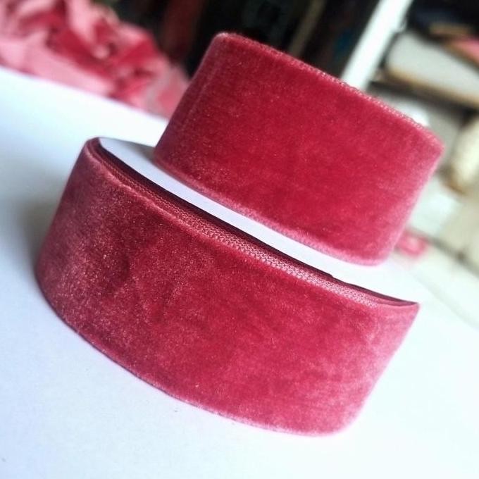 

ready per rol 10 meter,pita bludru/velvet warna maroon muda lebar 2.5 cm