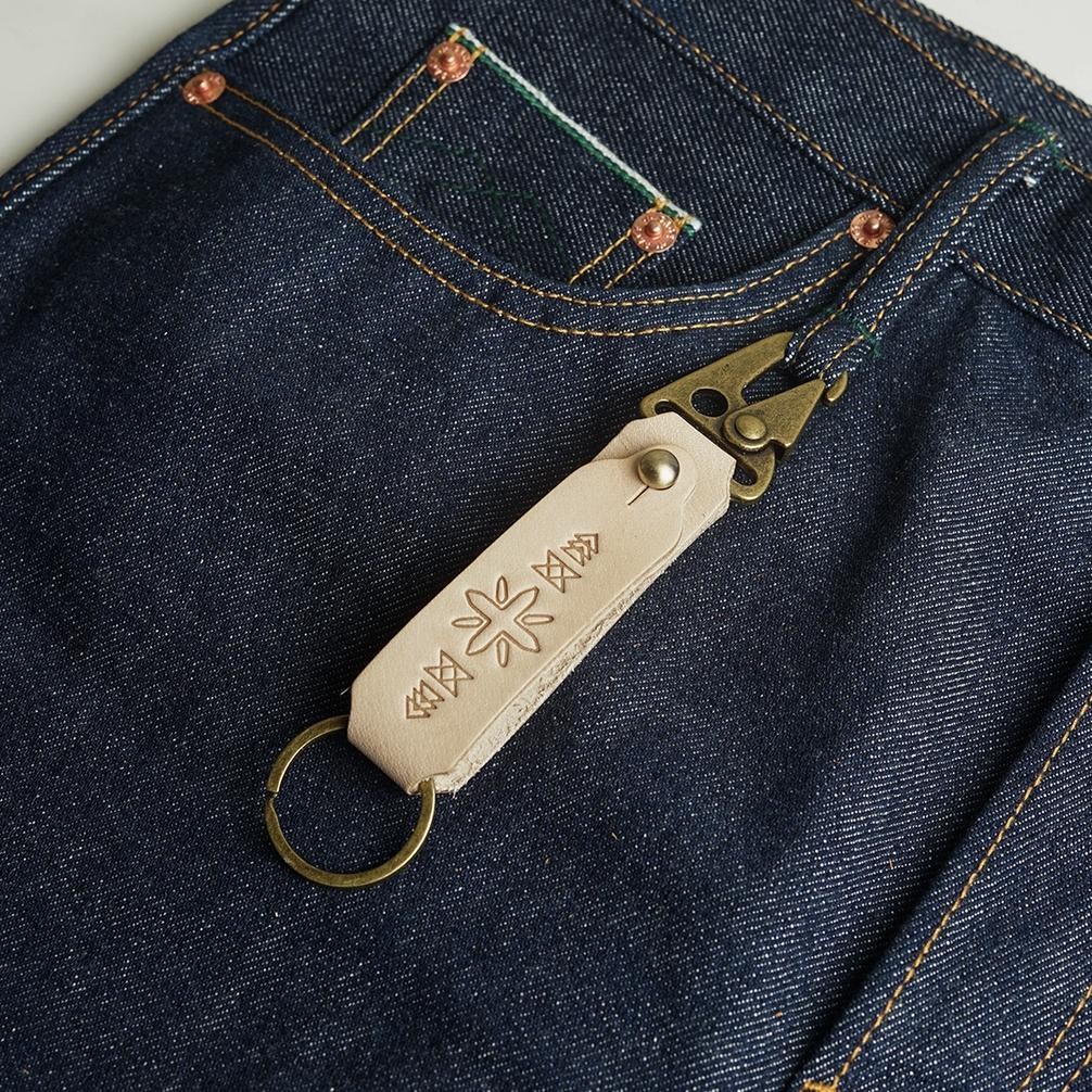 

Sage Talon Lanyard III Kulit Sapi Tanah Vegetarian