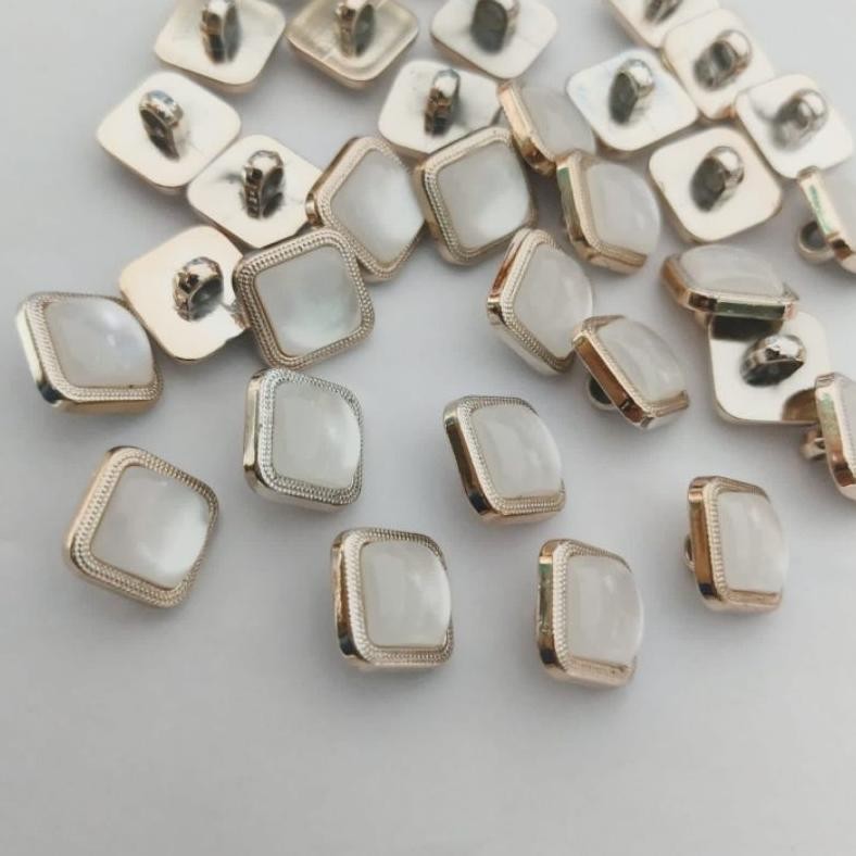 MUTIARA KOTAK PUTIH /HITAM KANCING MUTIARA UKURAN 1.5 CM 144 AST