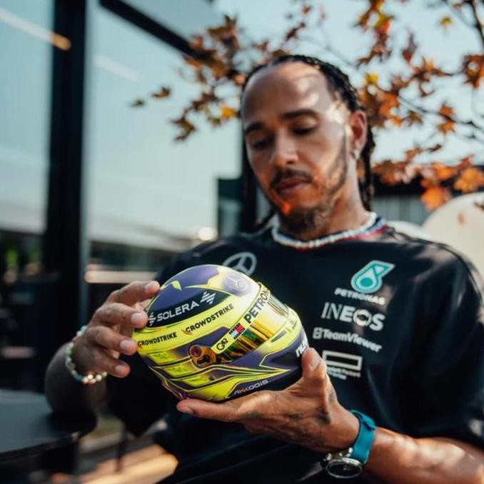 Mercedes-AMG F1 2024 Lewis LH44 Hamilton Mini Bell Helmet Replica 1:2. Helm miniatur skala 1:2 Formu