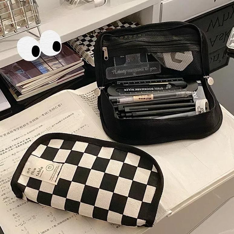 

CARAT Tempat Alat Tulis Jepang Berkapasitas Besar / Kotak Pensil Kotak-kotak Hitam Putih Berkapasitas Besar / Kotak Pensil / Super Large Capacity Pencil Case AST