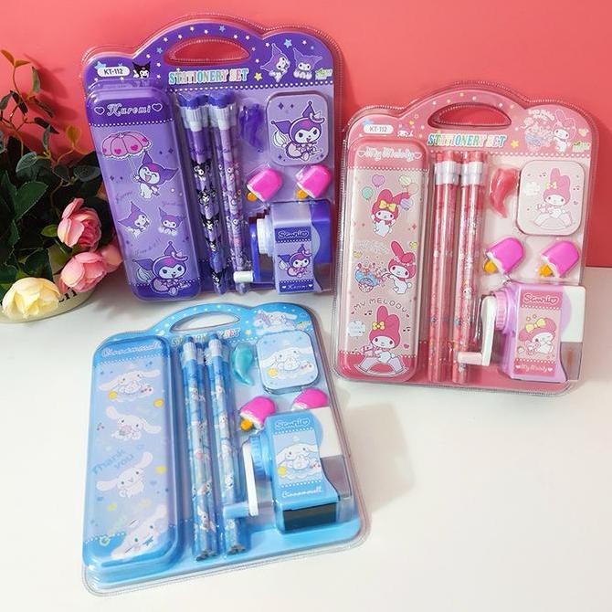 

Paket Alat Tulis Anak Sekolah Kotak Pensil Penghapus Set ATK Anak TK SD SMP Sekolah Penggaris Rautan Grip Pencil Case Kuromi Cinnamoroll Melody Stationery Study Set Kado Ultah Goodie Bag Souvenir Isian Bingkisan Sharpener Pen Ruler Eraser tms