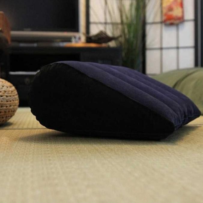 TOUGHAGE Bantal Triangle Inflatable Erotic Pillow Support PF Biru