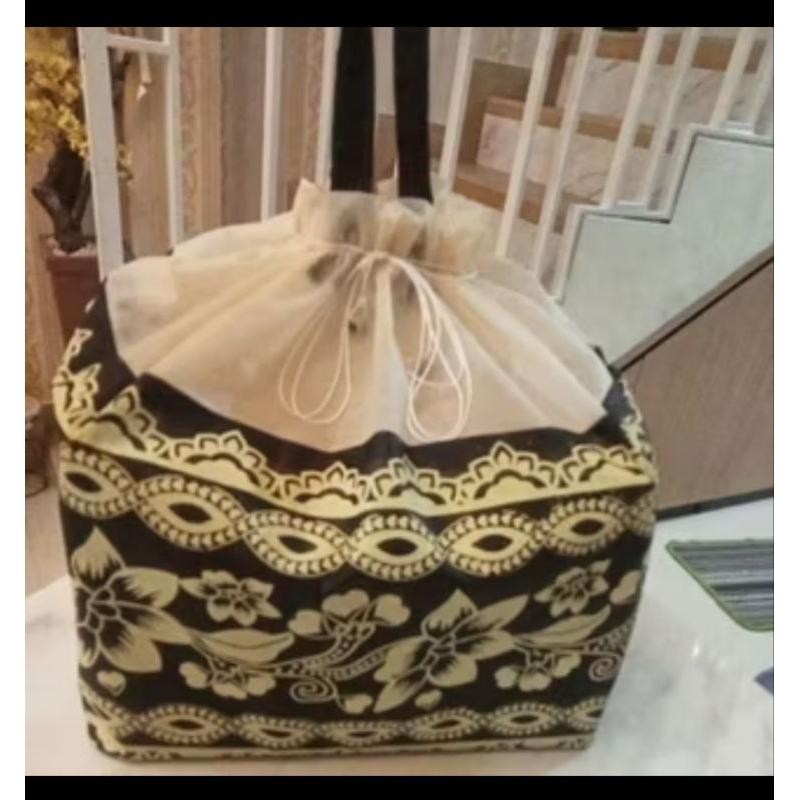 

( Harga Per 5 Lusin / 60 Pcs ) Promo Tas Hajatan Serut Batik Nusantara 22X22/Tas Spunbound 22