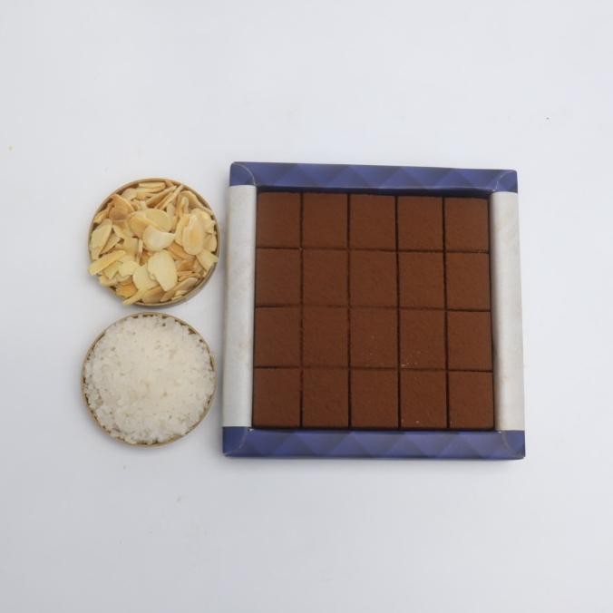 

xiujank nama chocolate mix sea salt & kacang almond termurah
