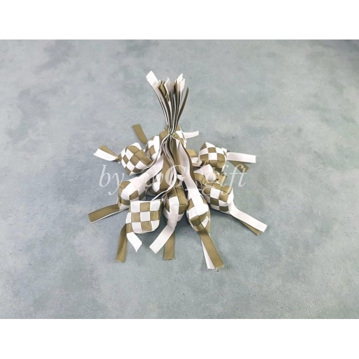 

Terlaris Hiasan Idul Fitri - Ketupat; Lebar 0.9 cm; Mix Motif SALE