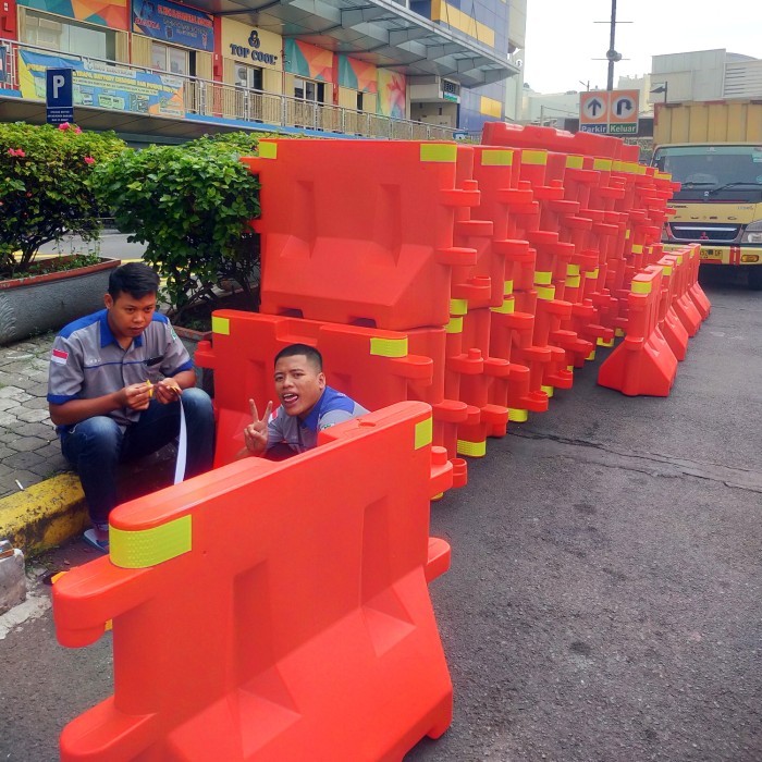 

TERBARU TERLARIS ROAD BARIER MERK VIVA / PEMBATAS JALAN MERK VIVA