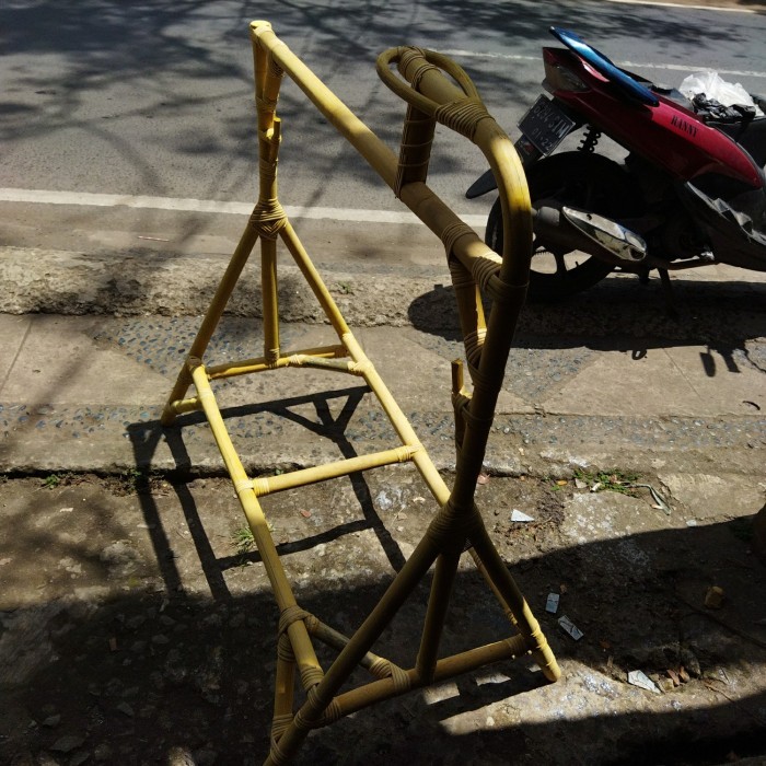 TIANG AYUNAN BAYI ROTAN